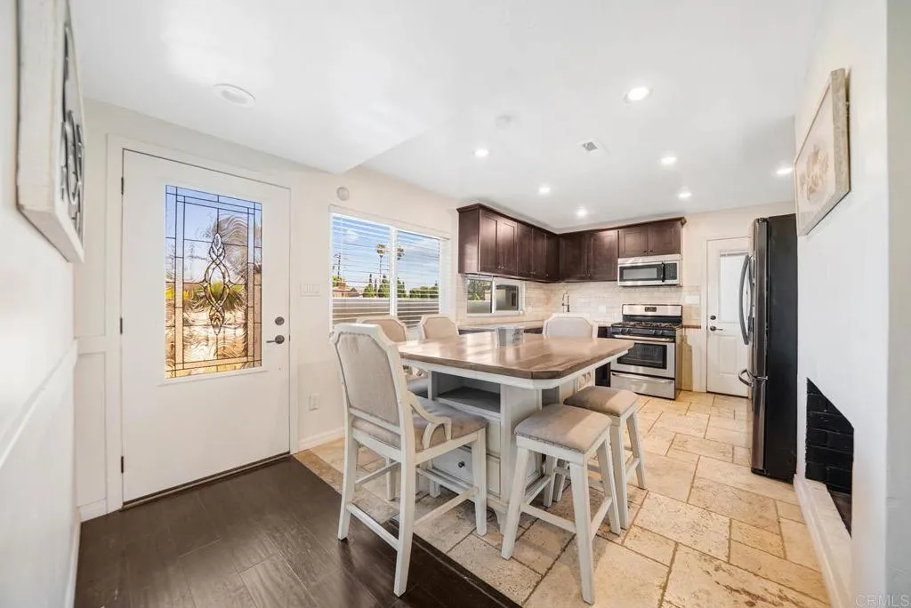 https://cdn.realtyfeed.com/cdn/127/306532615/79e5fe0d11b3704c4323845aea4c0592.webp