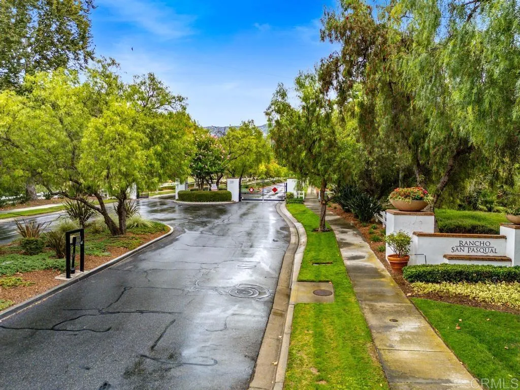 https://cdn.realtyfeed.com/cdn/127/306532803/73b0bedf98124da95f39c7b94d072108.webp