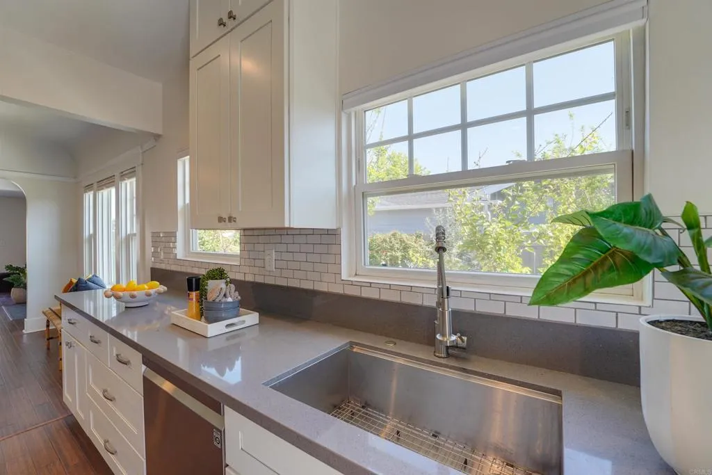 https://cdn.realtyfeed.com/cdn/127/306533071/90c33f6ab8c845ca0fe073b90d320533.webp