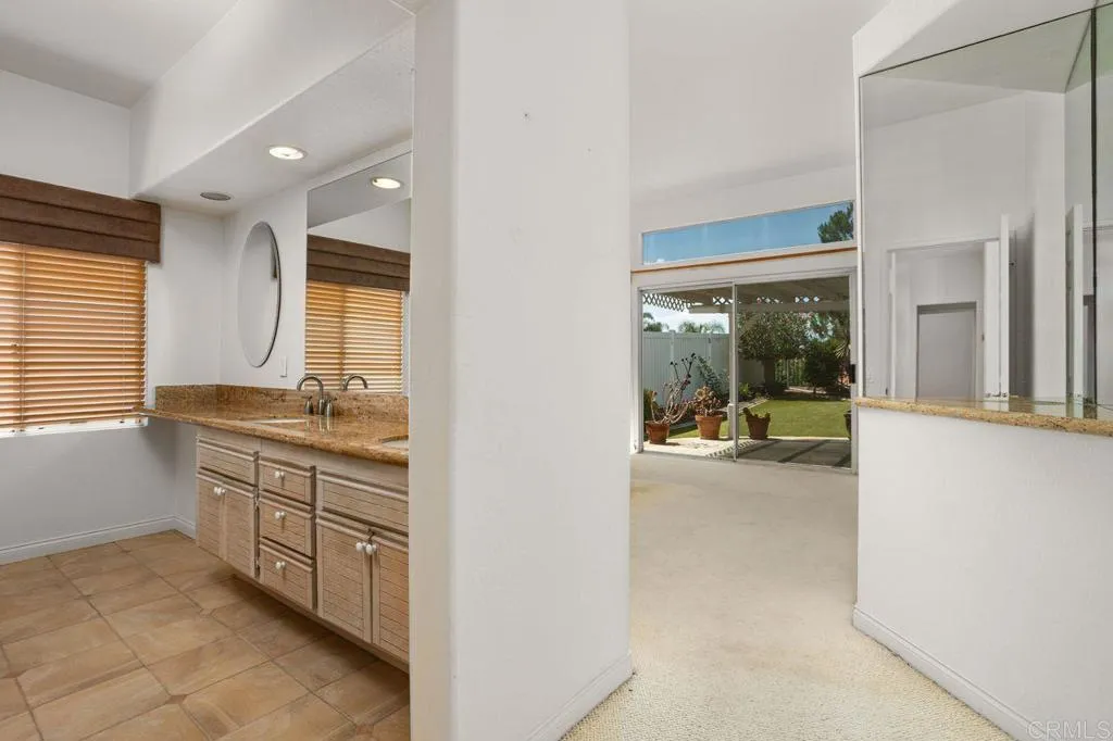 https://cdn.realtyfeed.com/cdn/127/306534380/0946ad1a5b85f6857f38b4292cfd7fc2.webp