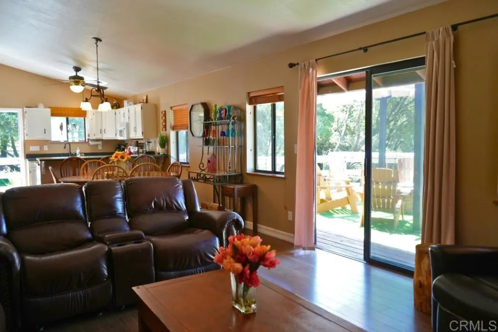https://cdn.realtyfeed.com/cdn/127/306534451/987e5c15157ebf59530bc8846b3e44ea.webp