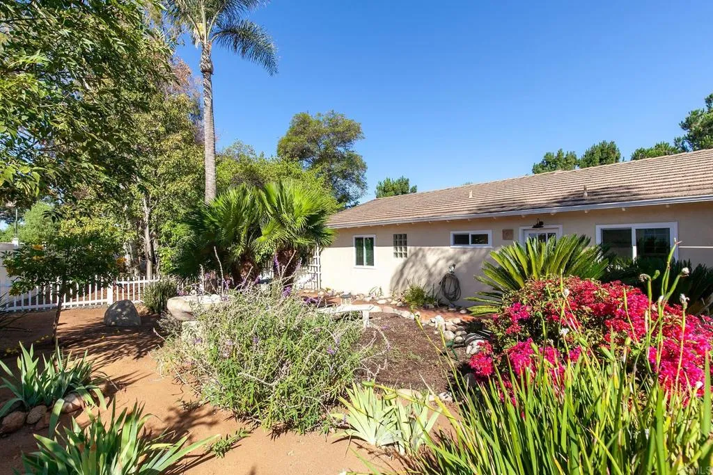 https://cdn.realtyfeed.com/cdn/127/306534662/5e843a0acb5cc555b5ddbe5b61cd2aec.webp