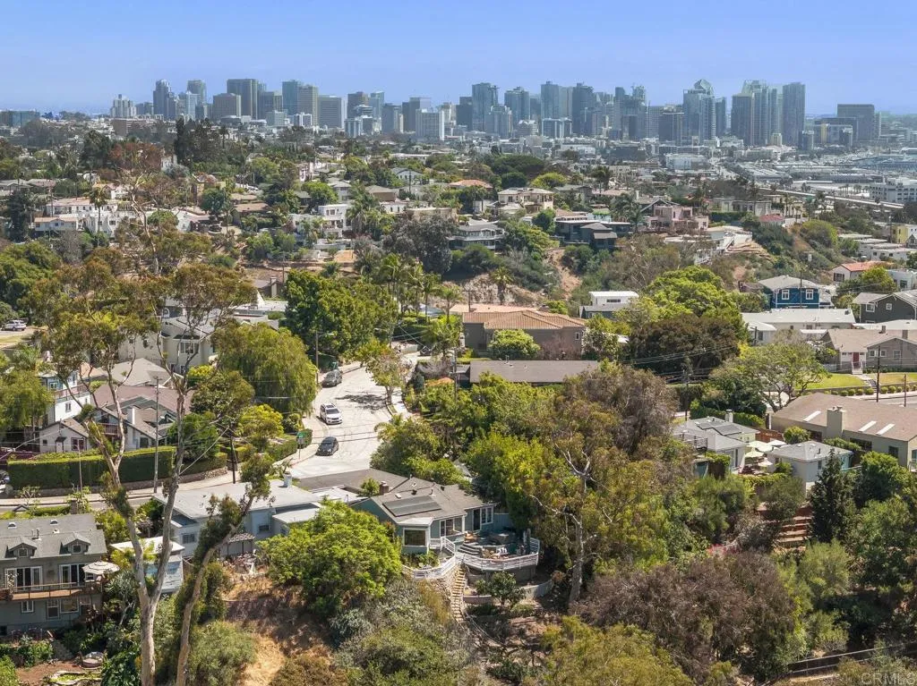 https://cdn.realtyfeed.com/cdn/127/306534682/9ec70b1eef4de36132455d4b9bee8feb.webp