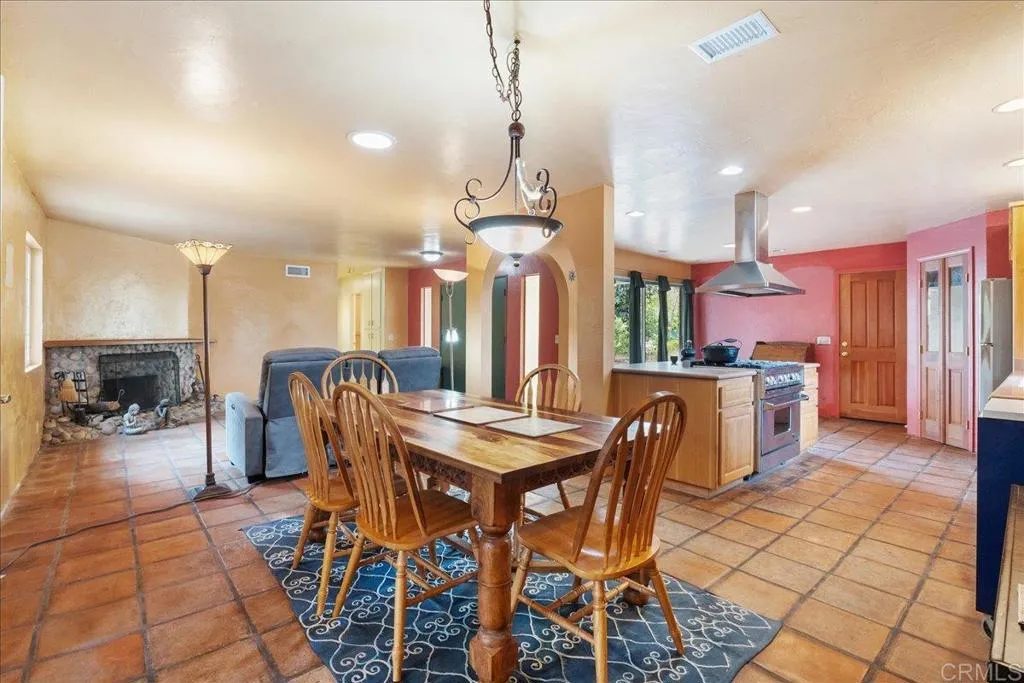 https://cdn.realtyfeed.com/cdn/127/306534727/541c09acdcff725c0b39e939e2cb7f2d.webp