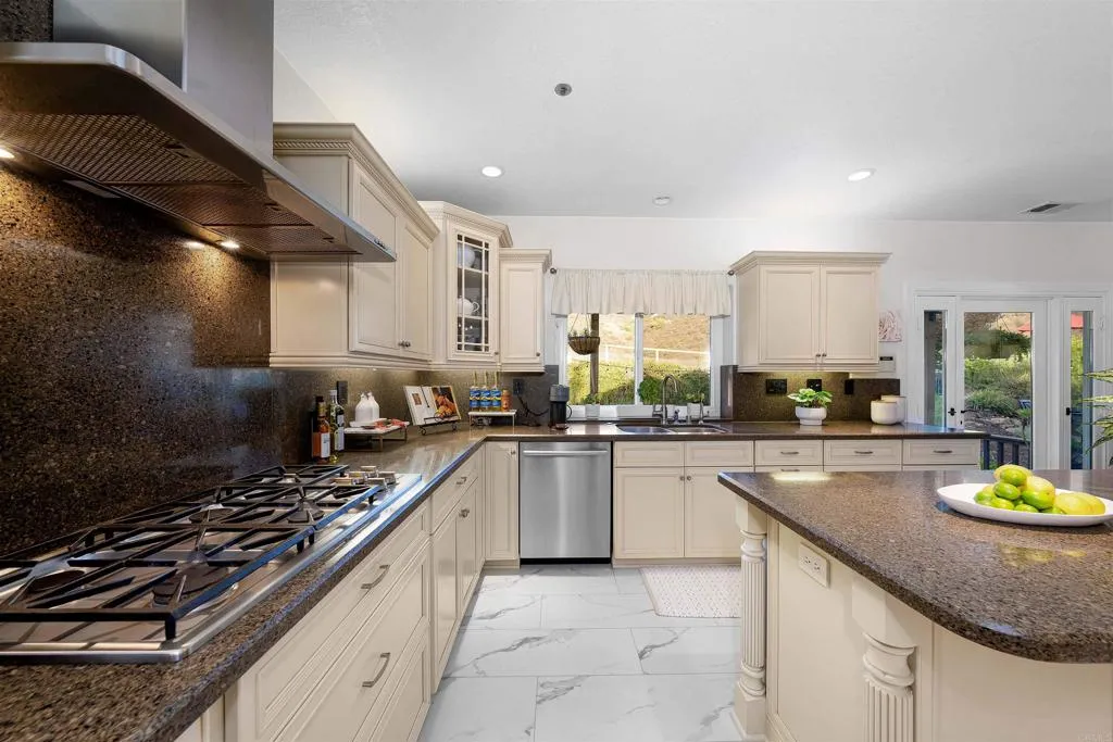 https://cdn.realtyfeed.com/cdn/127/306535271/49a0a69c3ad67039d13eeebd5357e7f5.webp