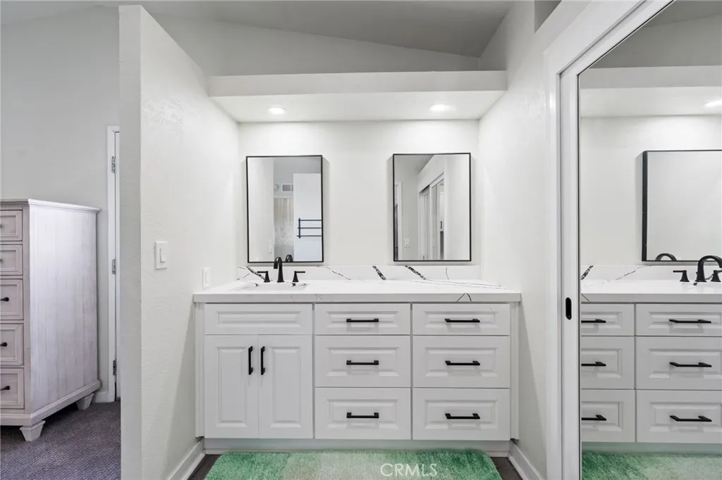 https://cdn.realtyfeed.com/cdn/127/306535923/1bbb3c8a5bb3d75c87128416ecf6a8e5.webp