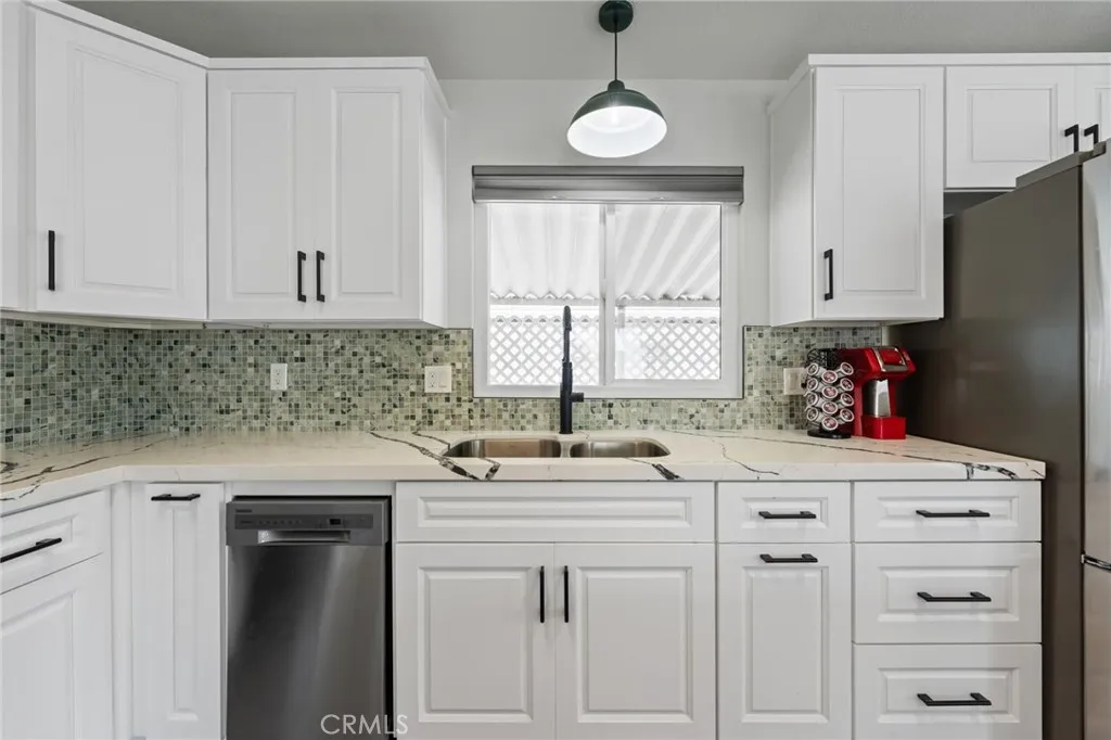 https://cdn.realtyfeed.com/cdn/127/306535923/98ece8c54bac1dff8efb589967780a06.webp