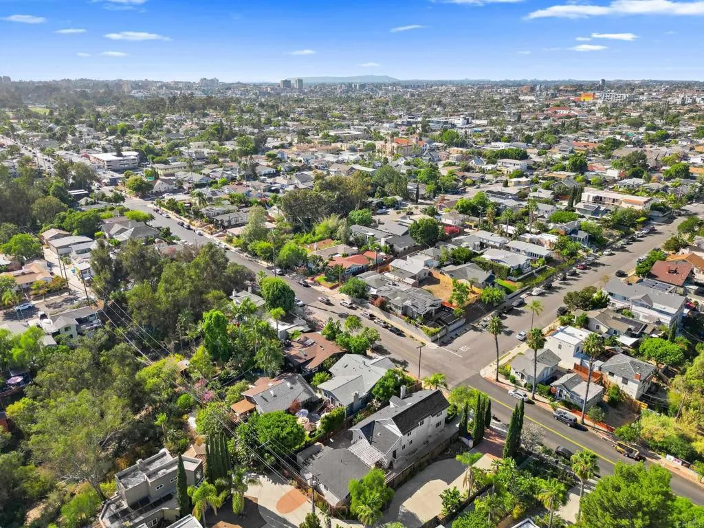 https://cdn.realtyfeed.com/cdn/127/306536223/b05f0a8eb659f5a90bc08522d75e9812.webp