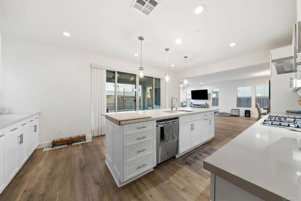 https://cdn.realtyfeed.com/cdn/127/306536895/1a052340a8777630797ef63b05342b7c.webp
