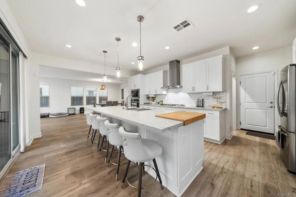 https://cdn.realtyfeed.com/cdn/127/306536895/87f3b14ed2ba4cde37bdff9b58509159.webp