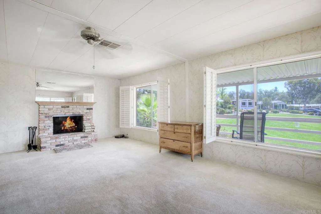 https://cdn.realtyfeed.com/cdn/127/306537547/ff5d21640bd8f934f7b0f65fa5f54ac0.webp