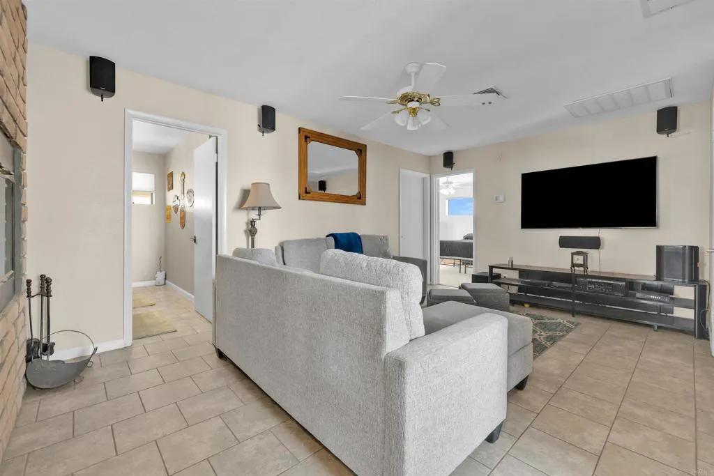 https://cdn.realtyfeed.com/cdn/127/306537797/8e2f2e2f5a959a46c7547e1fe9dbb575.webp