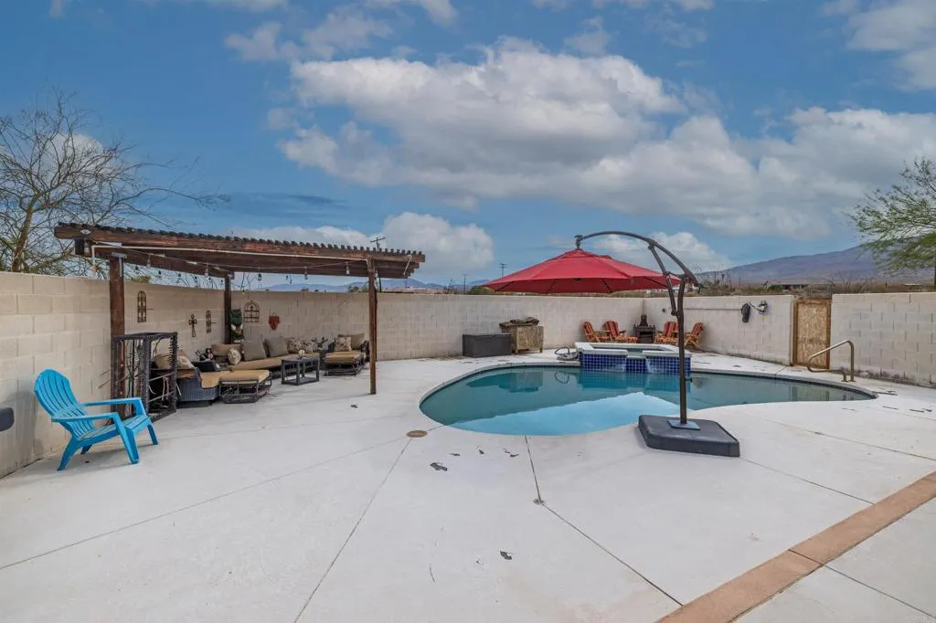 https://cdn.realtyfeed.com/cdn/127/306537797/e4bc00128e18959e935cbd7df0e8f4b9.webp