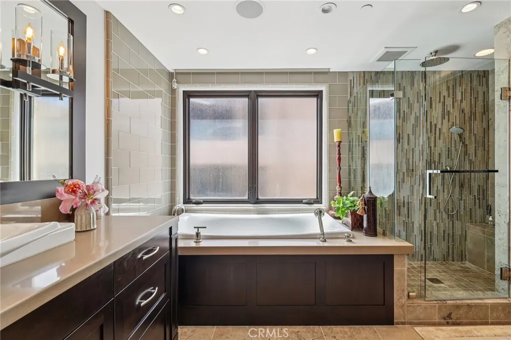 https://cdn.realtyfeed.com/cdn/127/306538746/0a047a1f6547f892fbce114397143111.webp