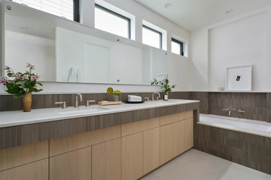 https://cdn.realtyfeed.com/cdn/127/306539087/1d9311bbd91fa3601fc320c95e183798.webp