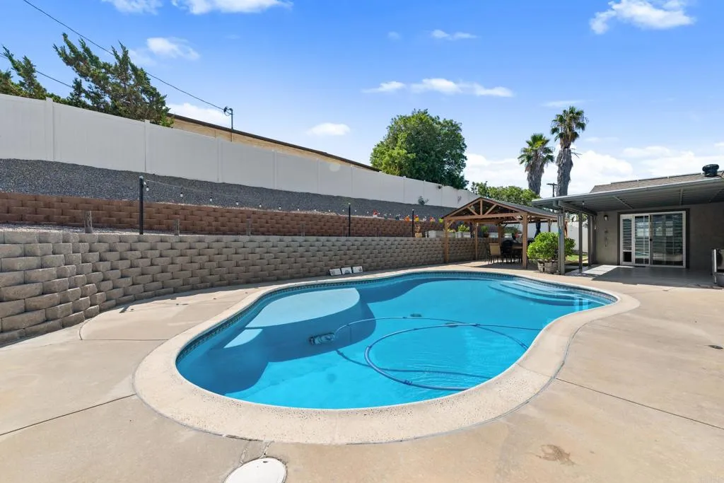 https://cdn.realtyfeed.com/cdn/127/306539418/421778415ee67a8e39b0512c47d98a8f.webp