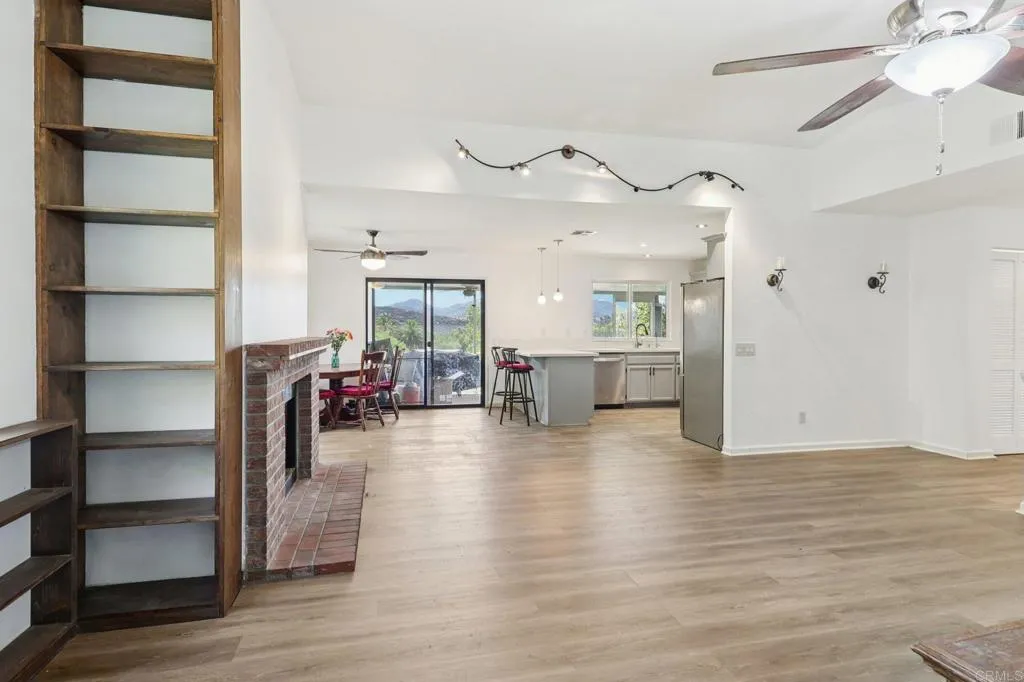 https://cdn.realtyfeed.com/cdn/127/306540756/43ec1e3cb1b7c97931201bba43e5a817.webp