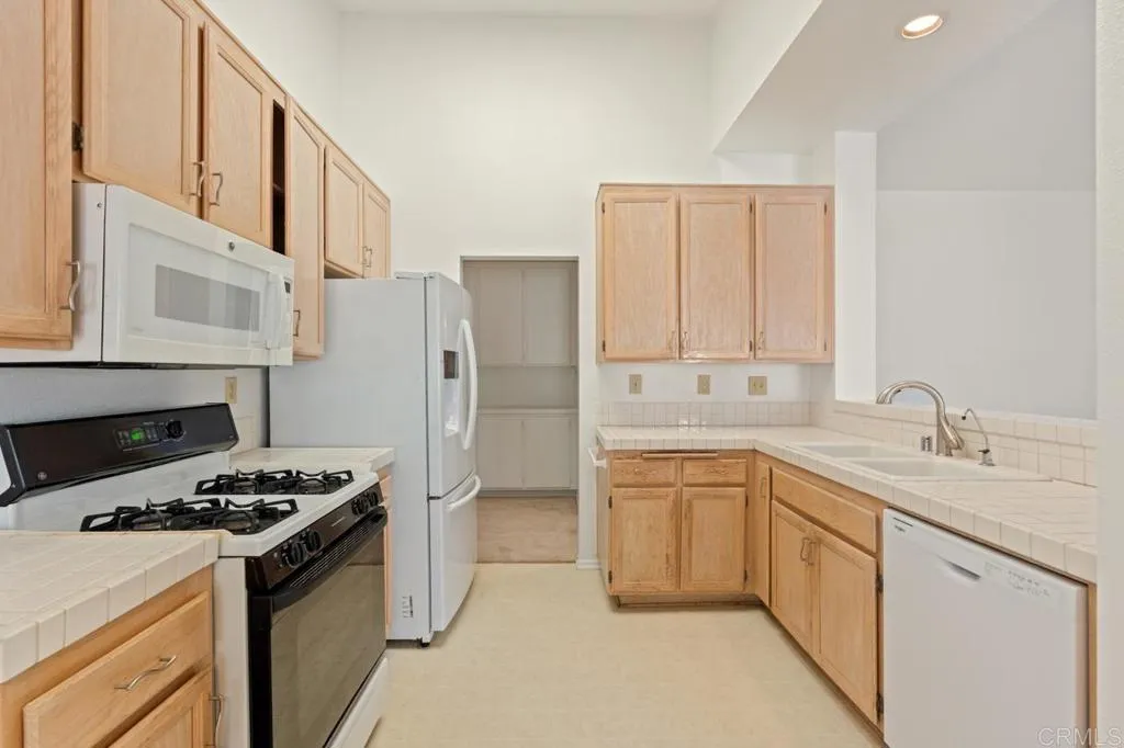https://cdn.realtyfeed.com/cdn/127/306540818/b976ff3d89fc474b546e46a111007f59.webp