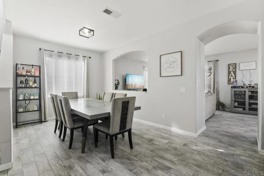 https://cdn.realtyfeed.com/cdn/127/306541631/ad6c2d1e79adb6856bd54a290e6f3876.webp
