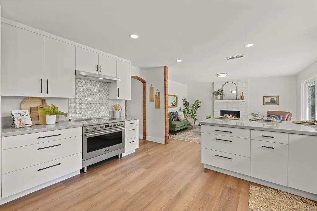 https://cdn.realtyfeed.com/cdn/127/306541742/b9f1f5e6d59046f7059811cab5173ad1.webp