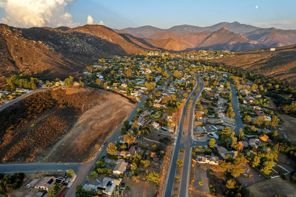 https://cdn.realtyfeed.com/cdn/127/306542086/8f295c2094a72c0d74bb775af1830d5c.webp