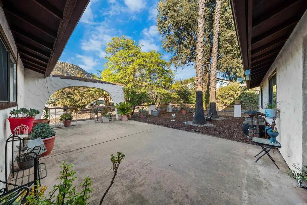 https://cdn.realtyfeed.com/cdn/127/306542086/93a6ebb47f559ce43c2485f952d27c96.webp