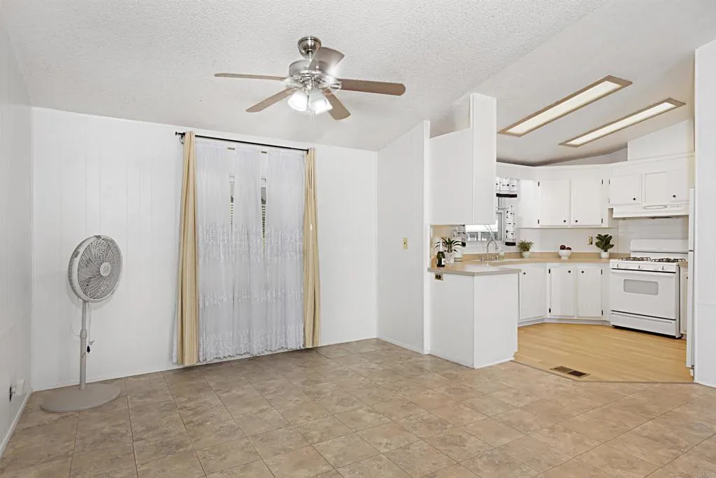 https://cdn.realtyfeed.com/cdn/127/306542396/1f29403da6be2b2d0bfa2e18edd7579a.webp