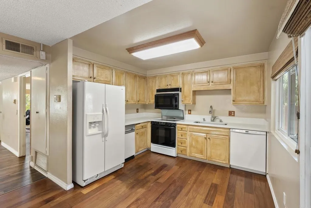 https://cdn.realtyfeed.com/cdn/127/306542638/76418b069ce1a57d4f1dbcab404af2b1.webp