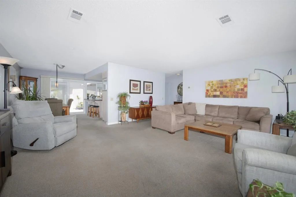https://cdn.realtyfeed.com/cdn/127/306543647/bfc2ce45d9f770281aedbda61d2176d5.webp