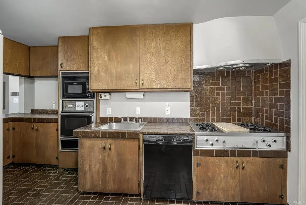 https://cdn.realtyfeed.com/cdn/127/306543763/1714421f9954ae2ddcc7d70040c8597d.webp