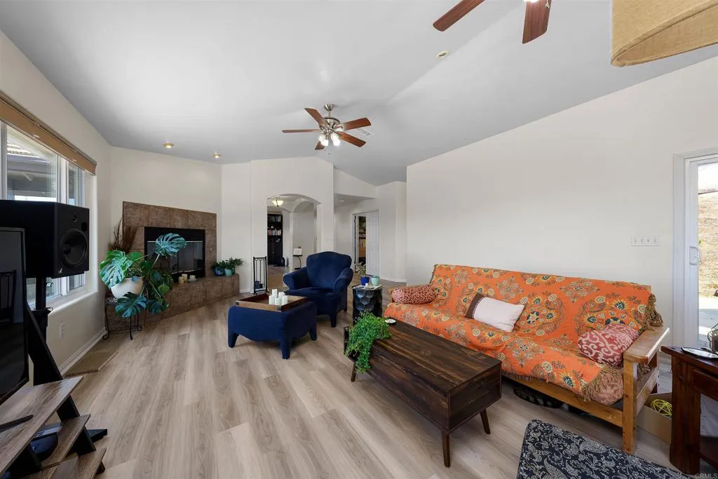 https://cdn.realtyfeed.com/cdn/127/306543949/0395798ec9b9c23360901e5f511a8786.webp