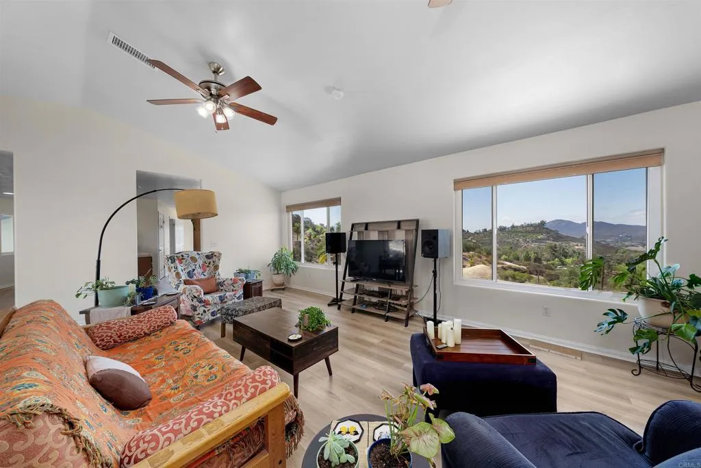 https://cdn.realtyfeed.com/cdn/127/306543949/8de99e03908c71b52465314dc019e378.webp