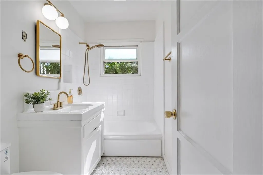 https://cdn.realtyfeed.com/cdn/127/306544237/f18cd2ba8fb4c23aef4821ee41399ea0.webp