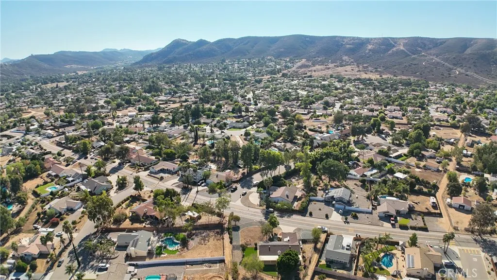 https://cdn.realtyfeed.com/cdn/127/306544369/92e89ef96e7175967fb82a06bbd30109.webp