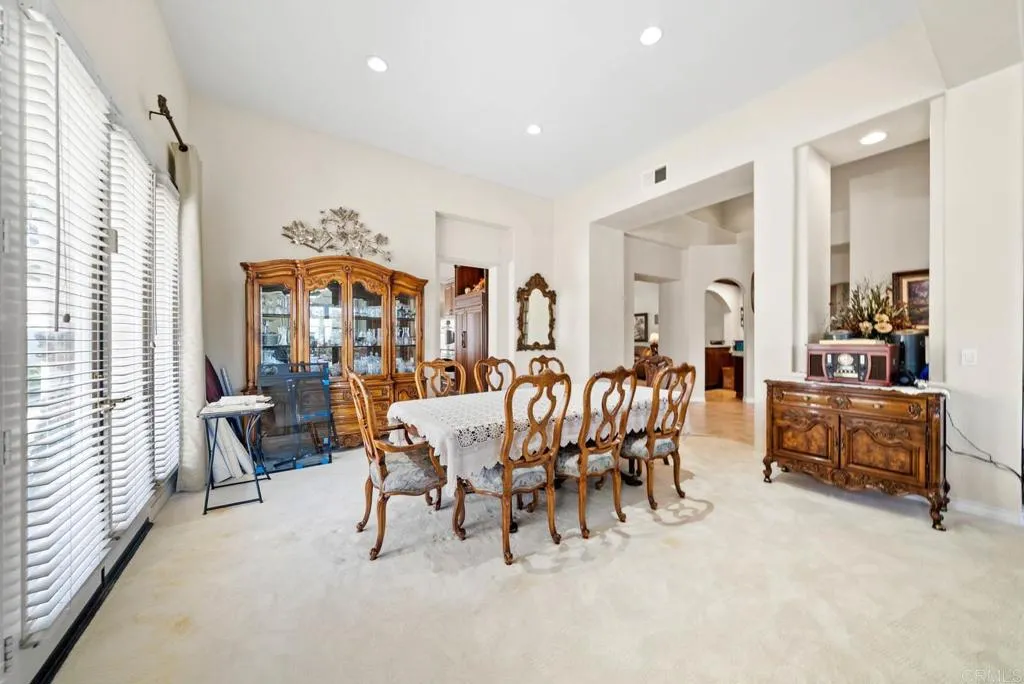 https://cdn.realtyfeed.com/cdn/127/306544749/cb51a51f8fcfa460d370cb333392a169.webp