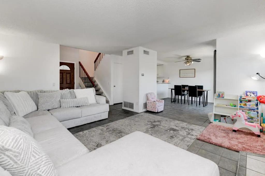 https://cdn.realtyfeed.com/cdn/127/306545318/aff45e9166ac4b38186bab4344743e8e.webp
