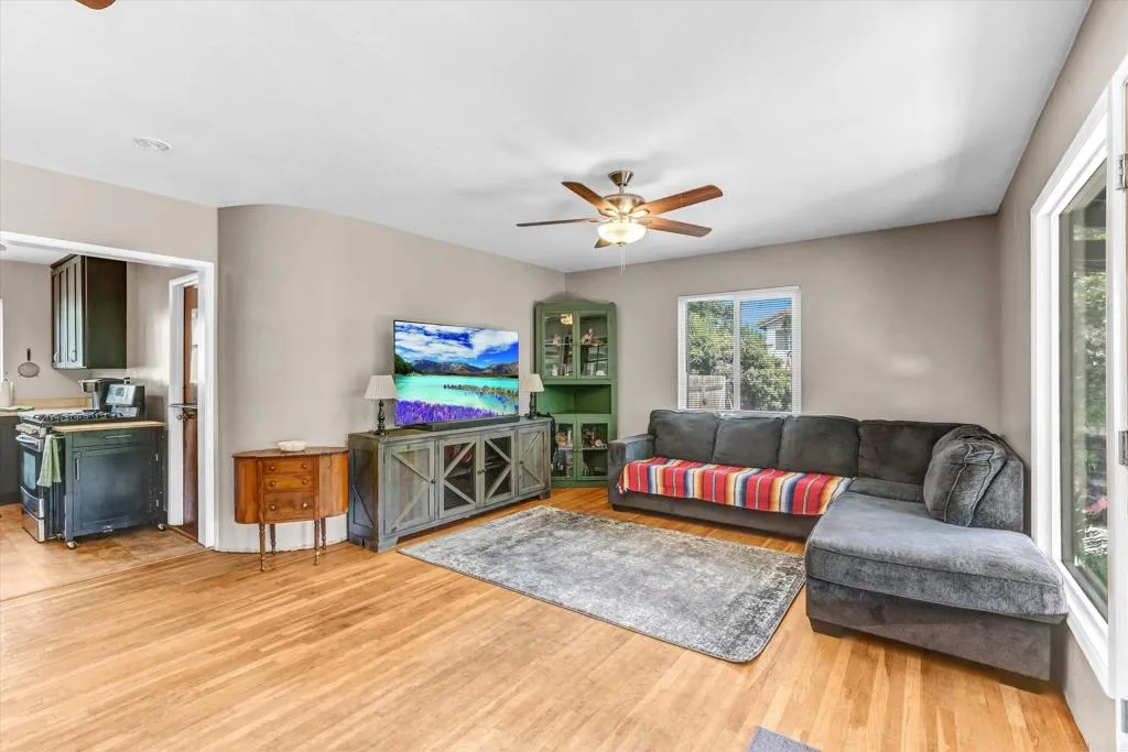 https://cdn.realtyfeed.com/cdn/127/306546350/d5f9cc2c619cab3622f18f88bb050a90.webp