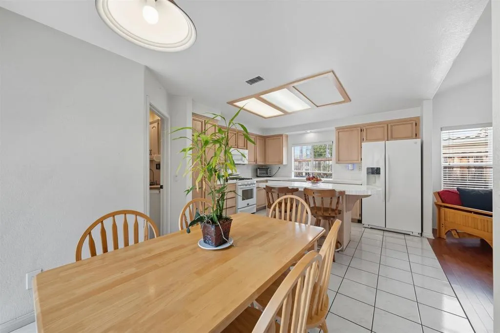 https://cdn.realtyfeed.com/cdn/127/306546509/a7a4a474131a00d4f19397814c507ee9.webp