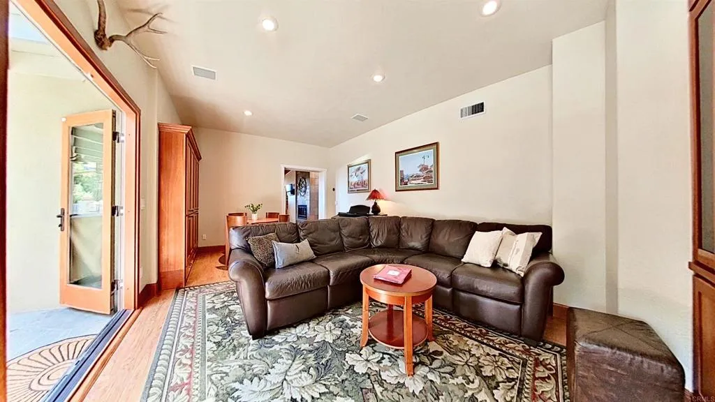 https://cdn.realtyfeed.com/cdn/127/306547093/1cbb7b1aeed9a056012c63ae7a30b106.webp