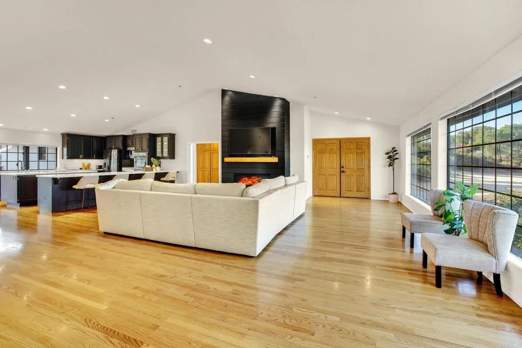 https://cdn.realtyfeed.com/cdn/127/306547333/6c00a53477894abf3110d73b11ed097a.webp