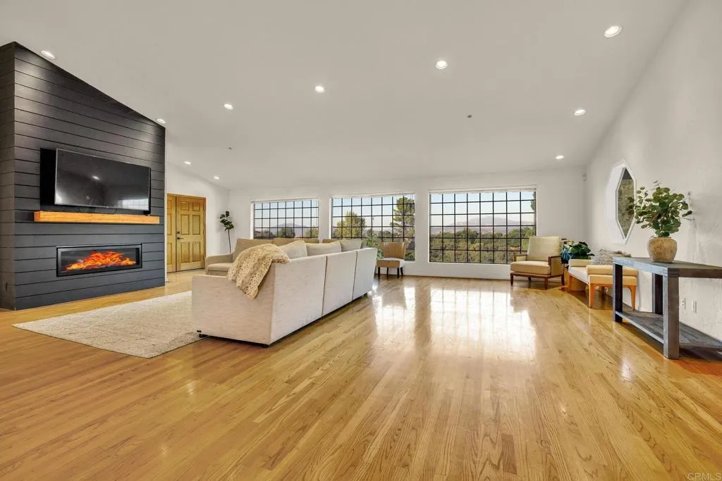 https://cdn.realtyfeed.com/cdn/127/306547333/cd58f31ed8d60d466e3606a7c1ee7fef.webp