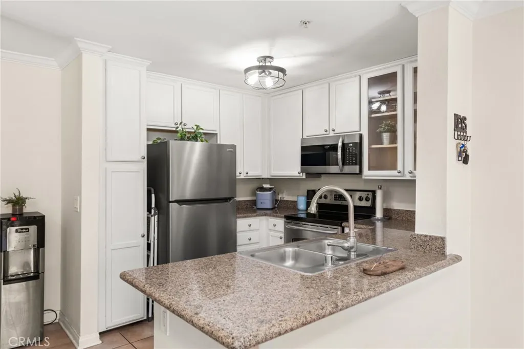 1020 La Terraza Circle Unit 102, Riverside, CA 92879 - Photo 4 of 25, Riverside, CA