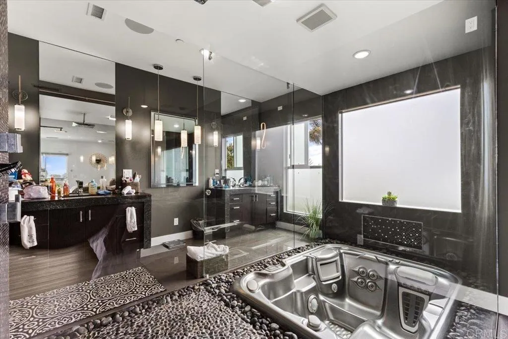 https://cdn.realtyfeed.com/cdn/127/306547383/d7731a5bd0bc8b99070066373601a6f7.webp