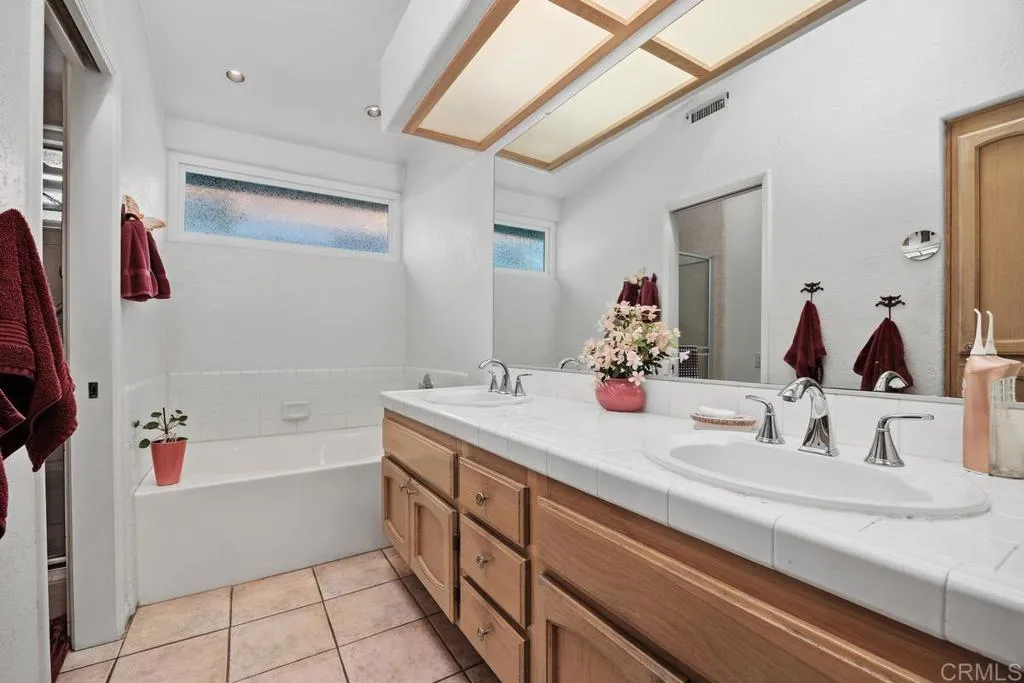 https://cdn.realtyfeed.com/cdn/127/306547512/a6a9b30c51a1733ff49cc9f3c5f88b98.webp
