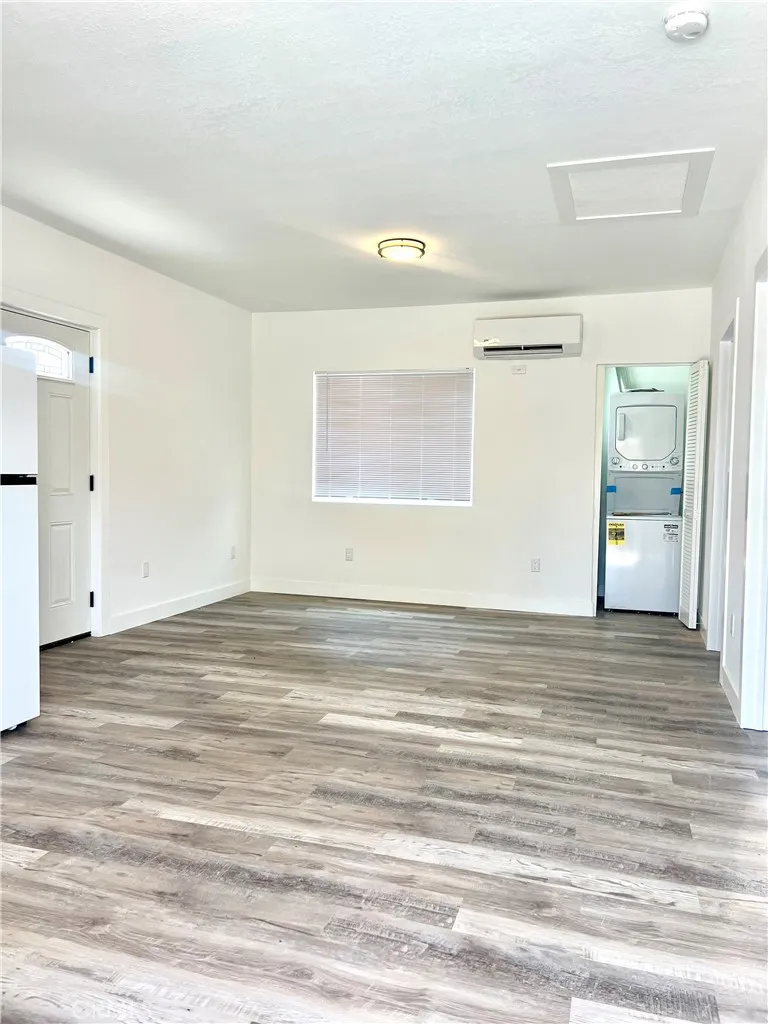 17205 Saticoy Street, Lake Balboa, CA 91406 - Photo 4 of 8, Lake Balboa, CA