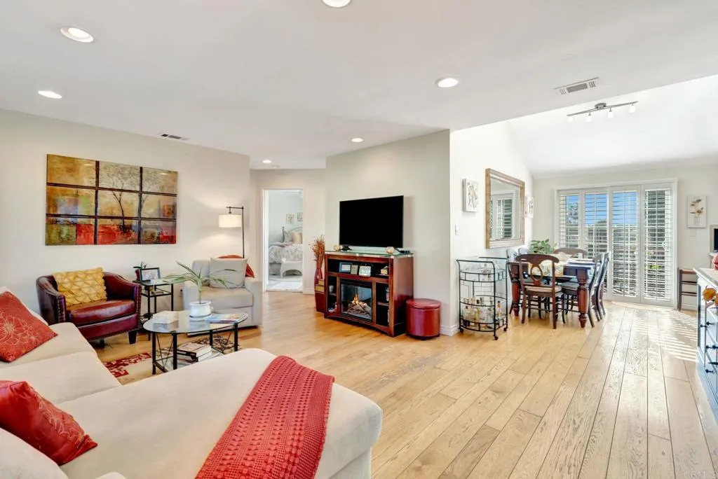https://cdn.realtyfeed.com/cdn/127/306548559/79a14ba927148f48cf7cb26e2b73385c.webp