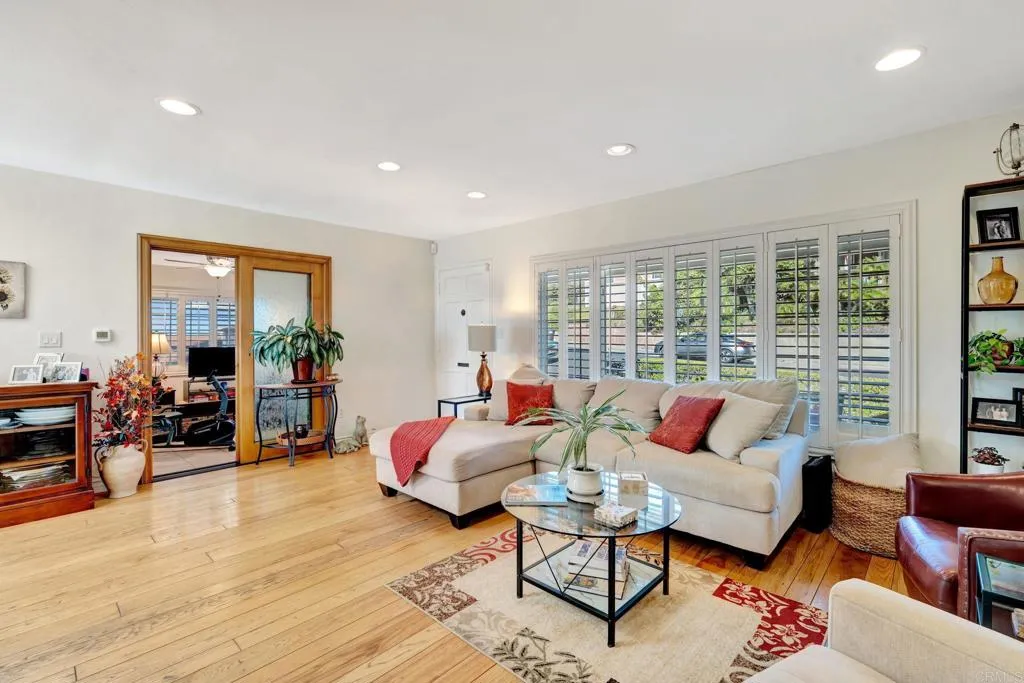 https://cdn.realtyfeed.com/cdn/127/306548559/a6afd17f72cb971289612f9c604c2c9f.webp