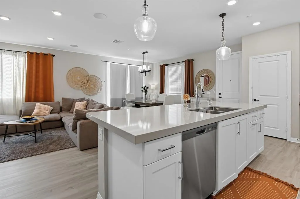 https://cdn.realtyfeed.com/cdn/127/306548622/c9c8d5a3aa146edaa448e26de682f8e1.webp