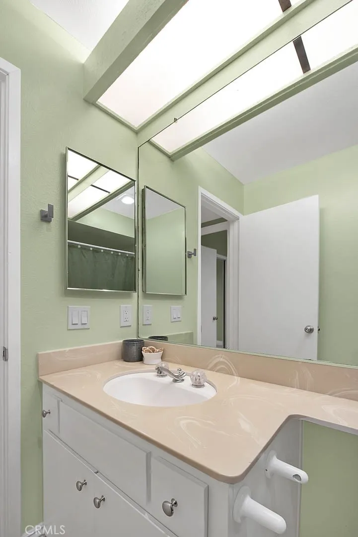 https://cdn.realtyfeed.com/cdn/127/306549306/ce88ac5c1cf5985674de94286b947bf3.webp
