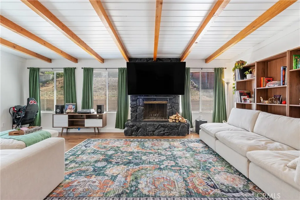 https://cdn.realtyfeed.com/cdn/127/306549335/51a18e3d2b9bad68f69c594743612e05.webp